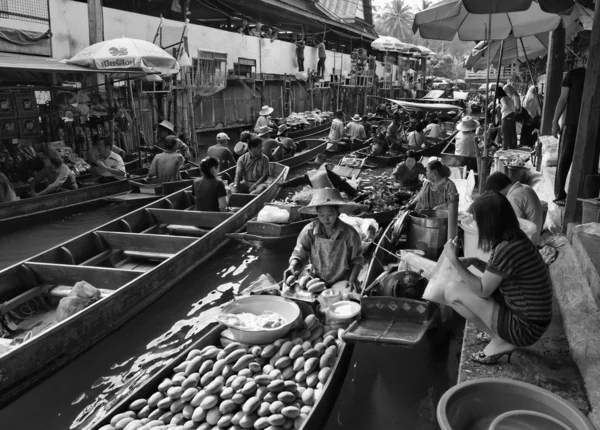 Touristes au marché flottant — Photo