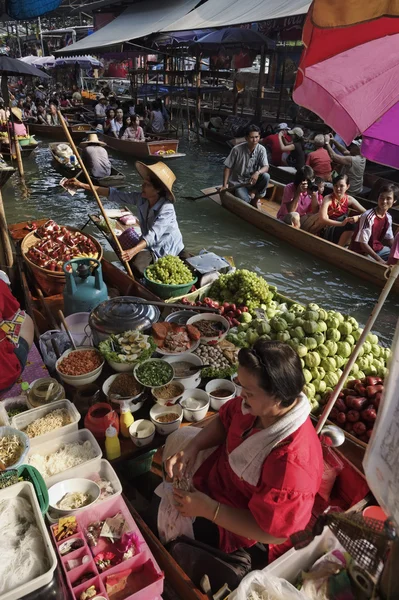 Turisté na plovoucí trh — Stock fotografie