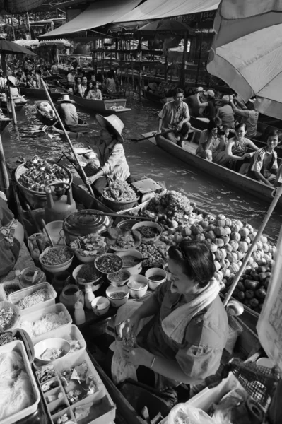 Turisti al mercato galleggiante — Foto Stock