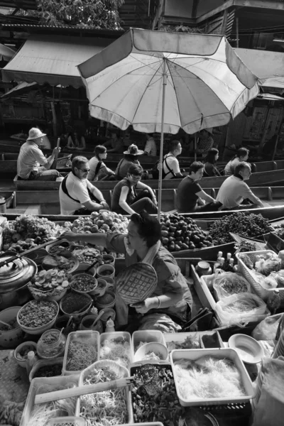 Touristen auf dem schwimmenden Markt — Stockfoto