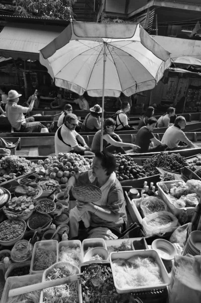 Turisti al mercato galleggiante — Foto Stock