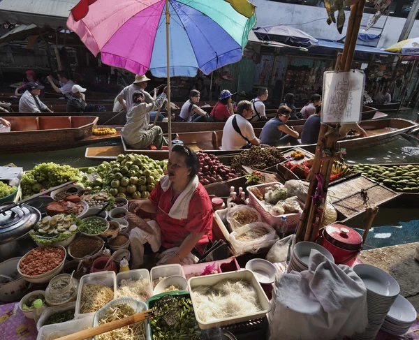 Turistler yüzen Market — Stok fotoğraf