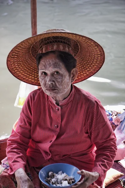 Thajské ženy na její lodi na plovoucí trh — Stock fotografie