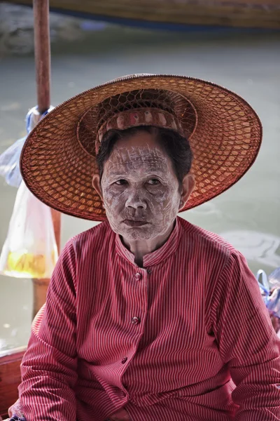 Thai kvinna på hennes båt på den flytande marknaden — Stockfoto