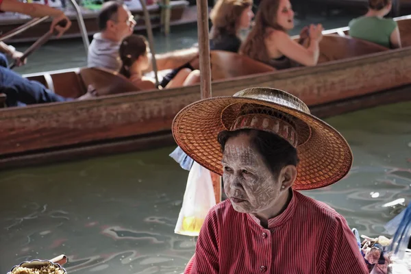 Thaise vrouw op haar boot op de drijvende markt — Stockfoto