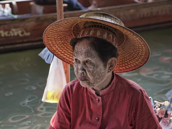 Donna tailandese sulla sua barca al mercato galleggiante — Foto Stock
