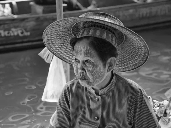 泰籍女子在她的小船在水上市场 — 图库照片