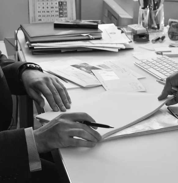 Manager legt Hand an seinen Schreibtisch — Stockfoto