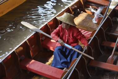 yüzen Market geleneksel giysiler içinde Tay adam