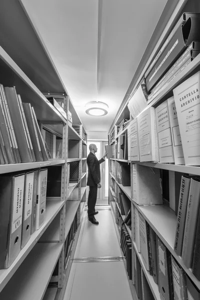 Zakenman in een hoofdkantoor archief — Stockfoto