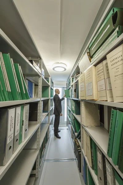 Hombre de negocios en un archivo de oficina corporativa — Foto de Stock