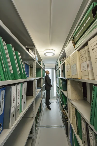 Hombre de negocios en un archivo de oficina corporativa — Foto de Stock