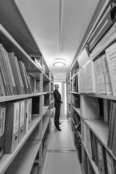 Ο άνθρωπος των επιχειρήσεων σε ένα εταιρικό γραφείο αρχείο — Φωτογραφία Αρχείου