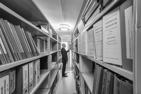 Homme d'affaires dans une archive de bureau d'entreprise — Photo