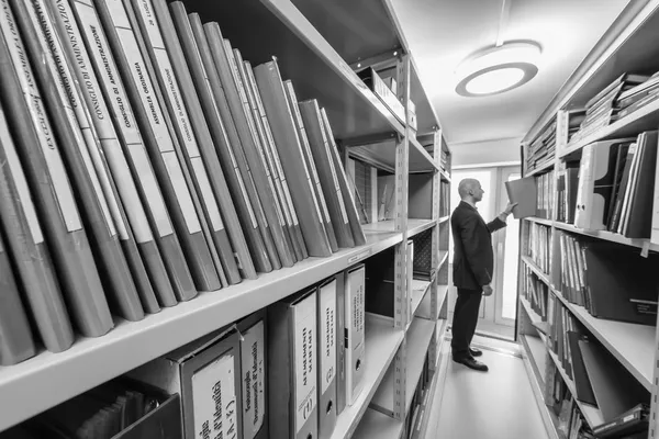 Zakenman in een hoofdkantoor archief — Stockfoto