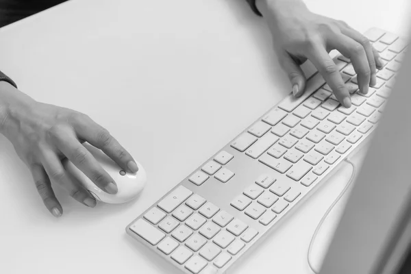 Mani femminili sulla tastiera e sul mouse di un computer — Foto Stock