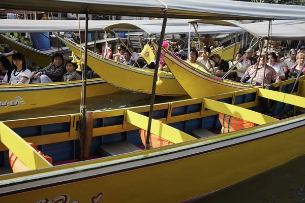 Touristes au marché flottant — Photo