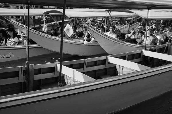 Touristes au marché flottant — Photo