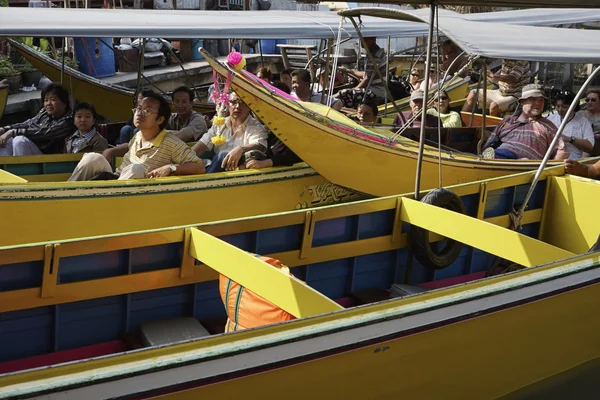 Turisti al mercato galleggiante — Foto Stock