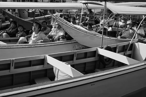 Touristen auf dem schwimmenden Markt — Stockfoto