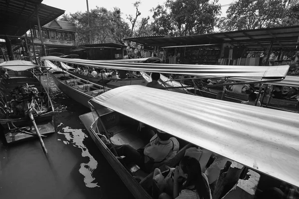 Touristes au marché flottant — Photo