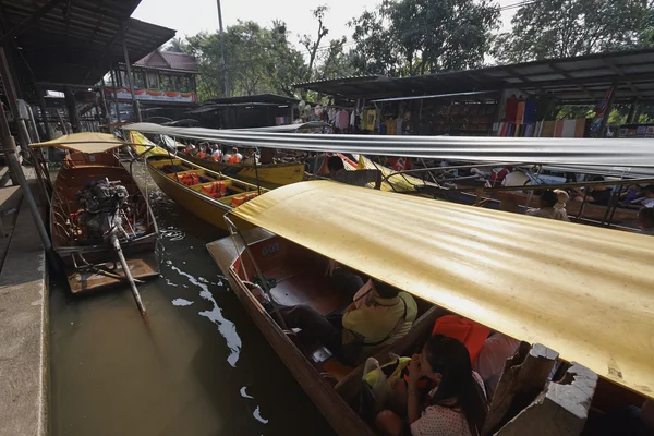 Turiști pe piața plutitoare — Fotografie, imagine de stoc