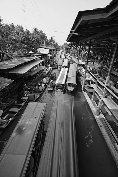 Boten op de drijvende markt — Stockfoto