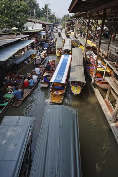 Barcos en el mercado flotante — Foto de Stock