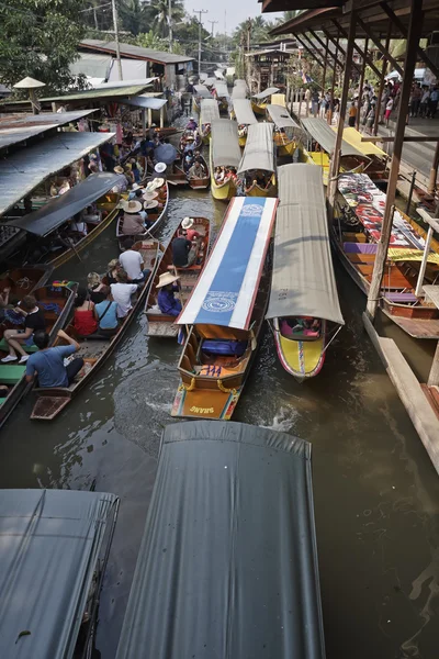 Boten op de drijvende markt — Stockfoto