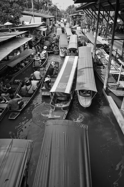 Barche al mercato galleggiante — Foto Stock