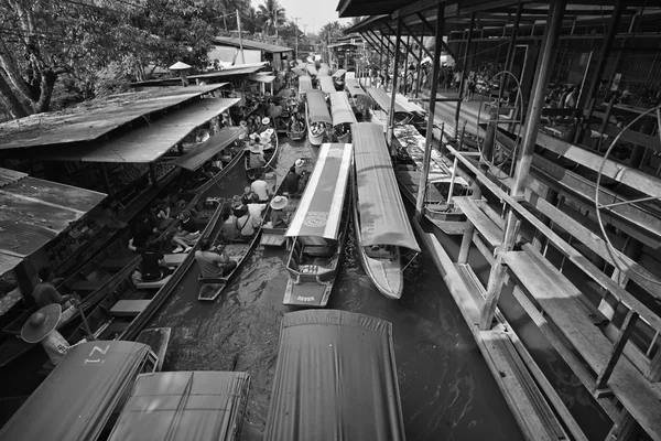 Barcos en el mercado flotante — Foto de Stock