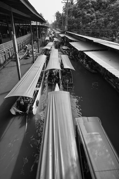 Barcos en el mercado flotante — Foto de Stock