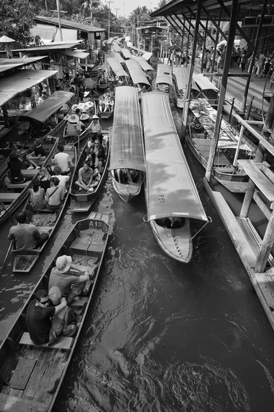 Touristen auf dem schwimmenden Markt — Stockfoto