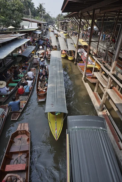 Barcos en el mercado flotante — Foto de Stock