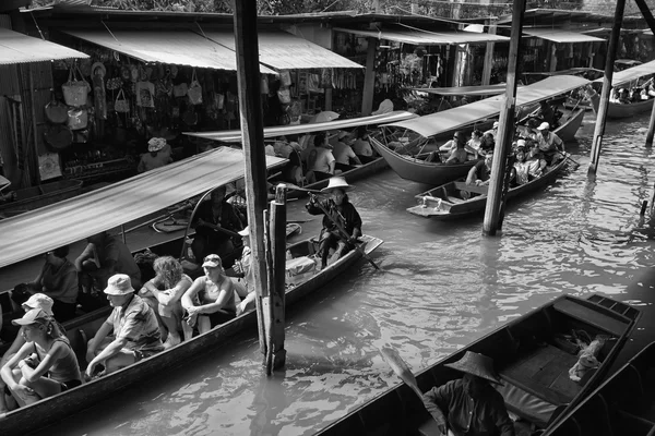 Toeristen op de drijvende markt — Stockfoto