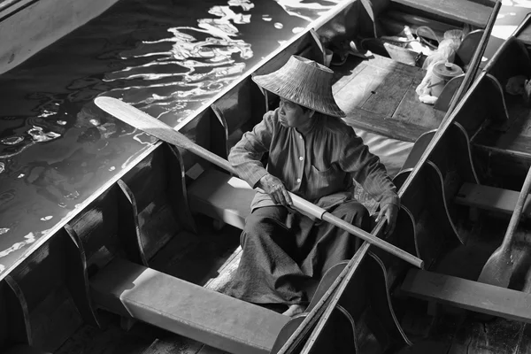 Thaise man in traditionele doeken op de drijvende markt — Stockfoto