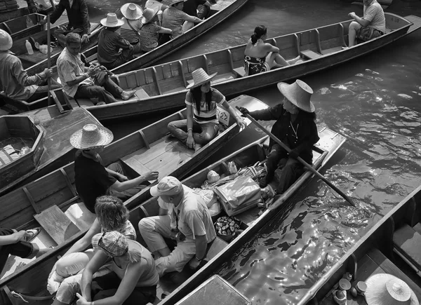 Touristen auf dem schwimmenden Markt — Stockfoto