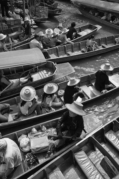 Turister på den flytande marknaden — Stockfoto