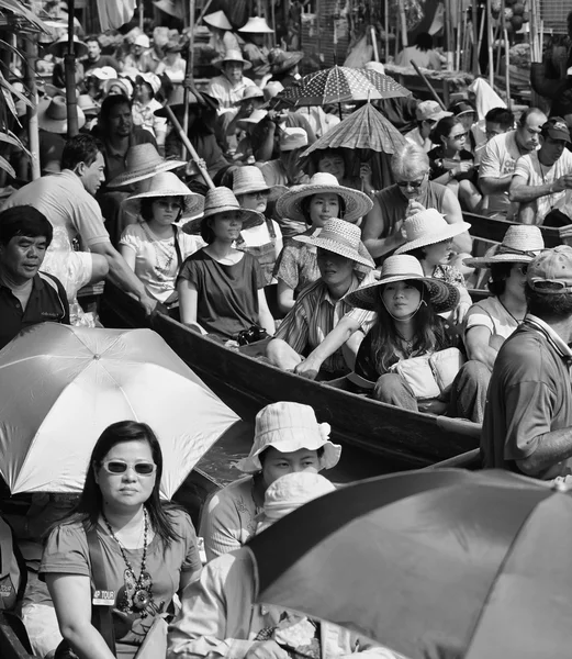 Touristen auf dem schwimmenden Markt — Stockfoto