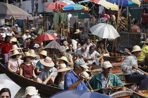 Toeristen op de drijvende markt — Stockfoto