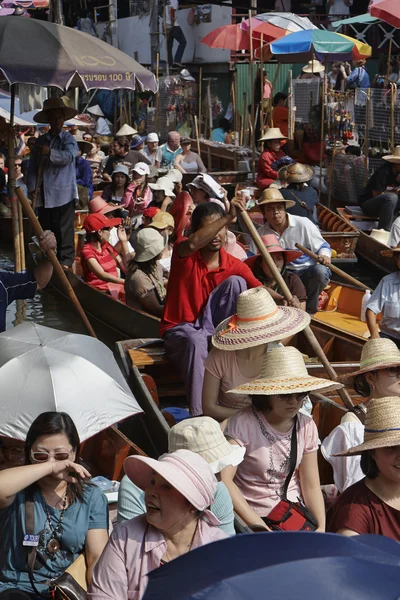 Tourists at the Floating Market — Stock Photo, Image