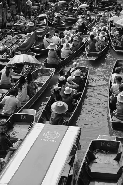 Turister på den flytande marknaden — Stockfoto