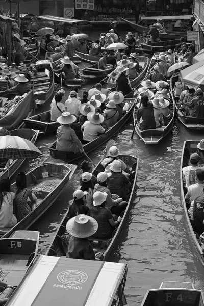 Toeristen op de drijvende markt — Stockfoto