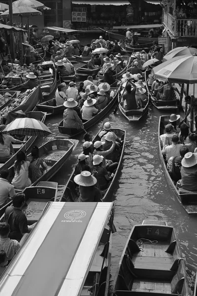 游客在水上市场 — 图库照片