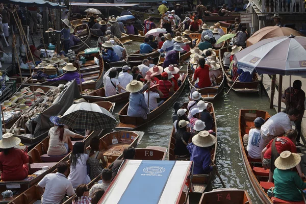 Turister på den flytande marknaden — Stockfoto