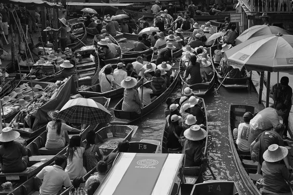 Toeristen op de drijvende markt — Stockfoto