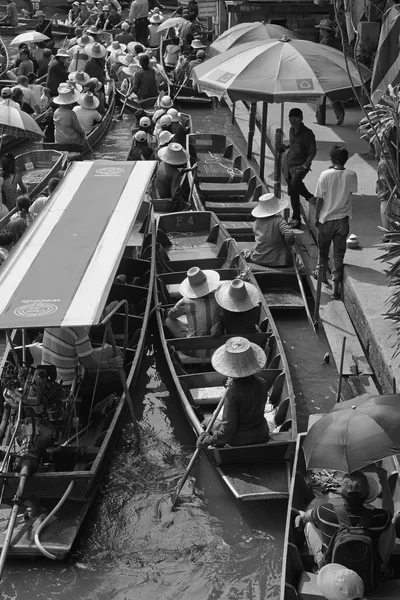 Turisti al mercato galleggiante — Foto Stock