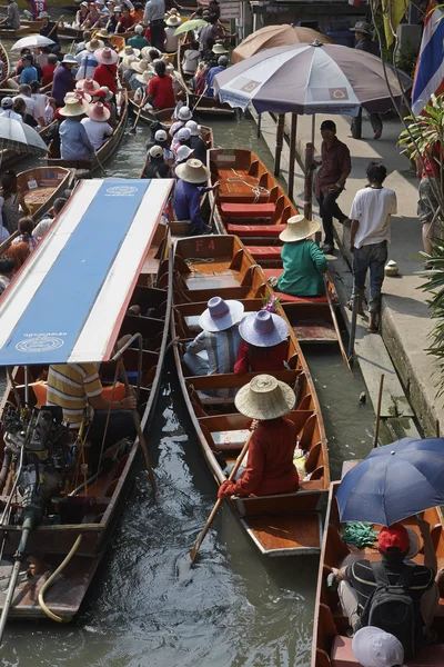 Turisté na plovoucí trh — Stock fotografie