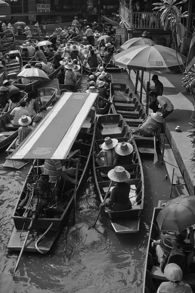 Turister på den flytande marknaden — Stockfoto