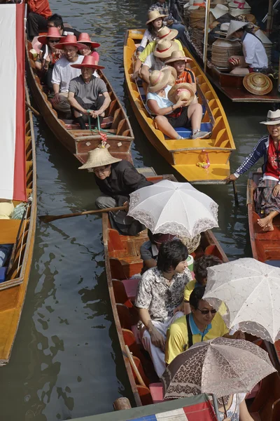 Turisté na plovoucí trh — Stock fotografie